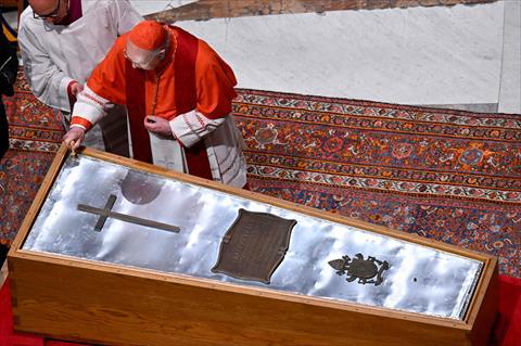 This photo taken and handout on April 25, 2025 by The Vatican Media shows the rite of the Velatio before to seal the coffin of Pope Francis on the eve of his funeral at The Vatican (AFP photo)